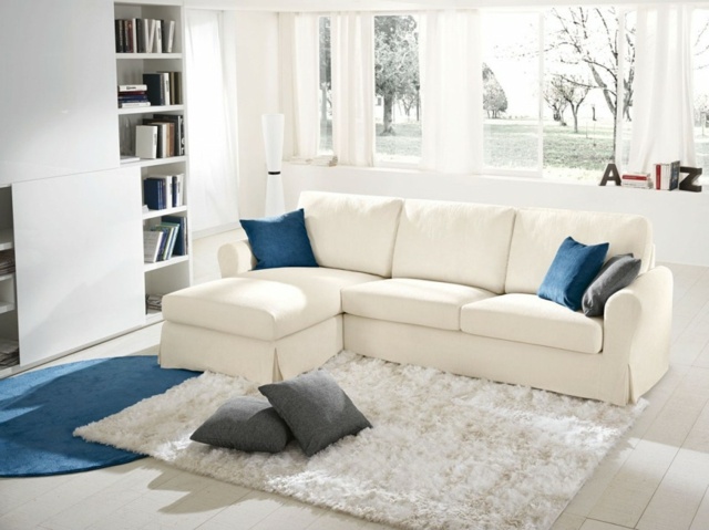 Heller-Teppich-Fenster-zur-Wiese-Sofa-Design