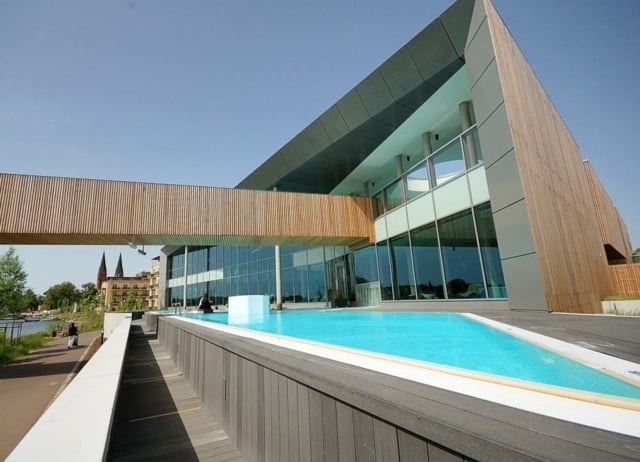 Bodenbelag WPC minimalisitsche moderne Architektur Einfamilienhaus