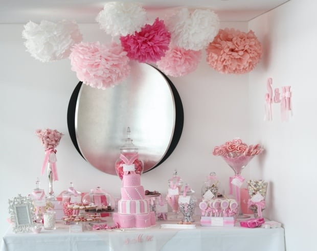Torte-rosa-Farbe-Pompons-schöne-Deko-Idee-Zuhause