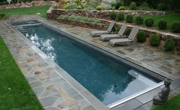 Liegestühle-Swimming-Pool-längliche-Form