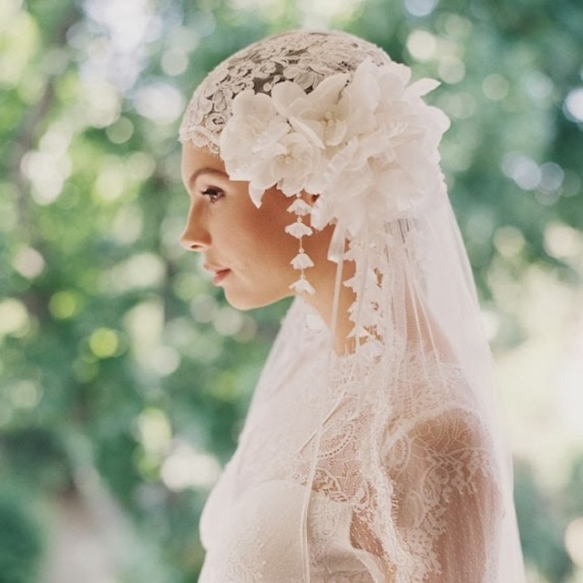 Retro-Hochzeitskleid-Braut-mit-Schleier-Strickereien-florale-motive-blumenschmuck