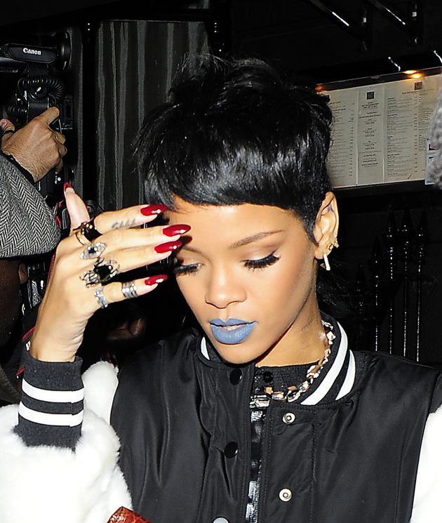 Rihanna-blauer-lippen-stift-helle-farben