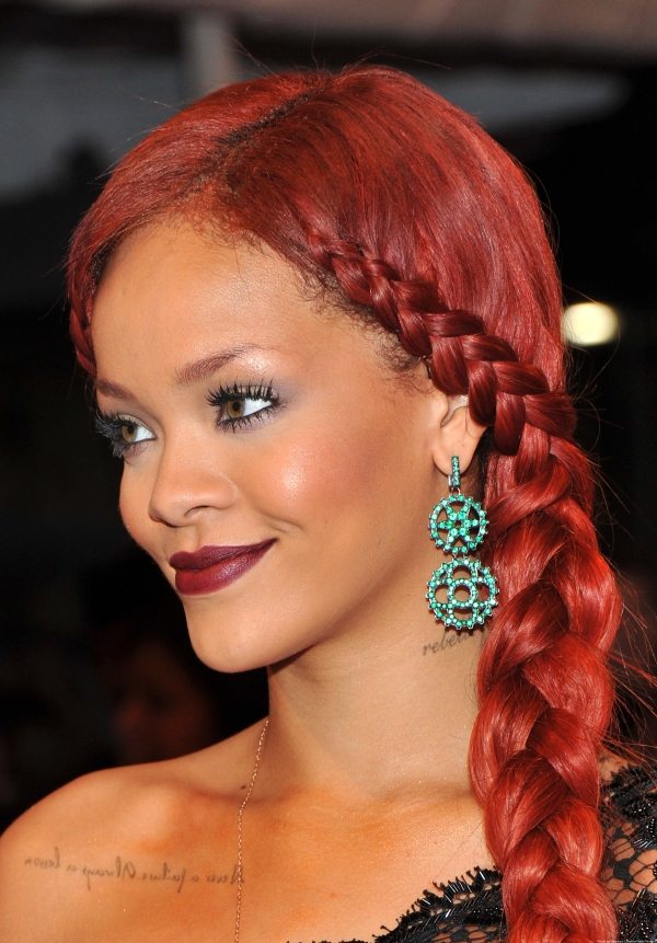 Rihanna kräftig-rote haare-eingeflochten Pony-Ohrhänger Design