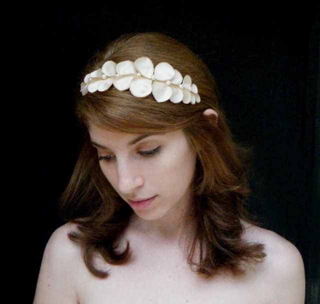 lässiger-Look-Diadem-Naturlook-Schulterlange-Haare-Perlen-weiße-Rosenblüten