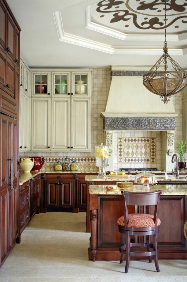 Rustikale-Landhausküchen-gemütlich-elegant-kunstvolle-Mosaike-fliesen-küchenrückwand