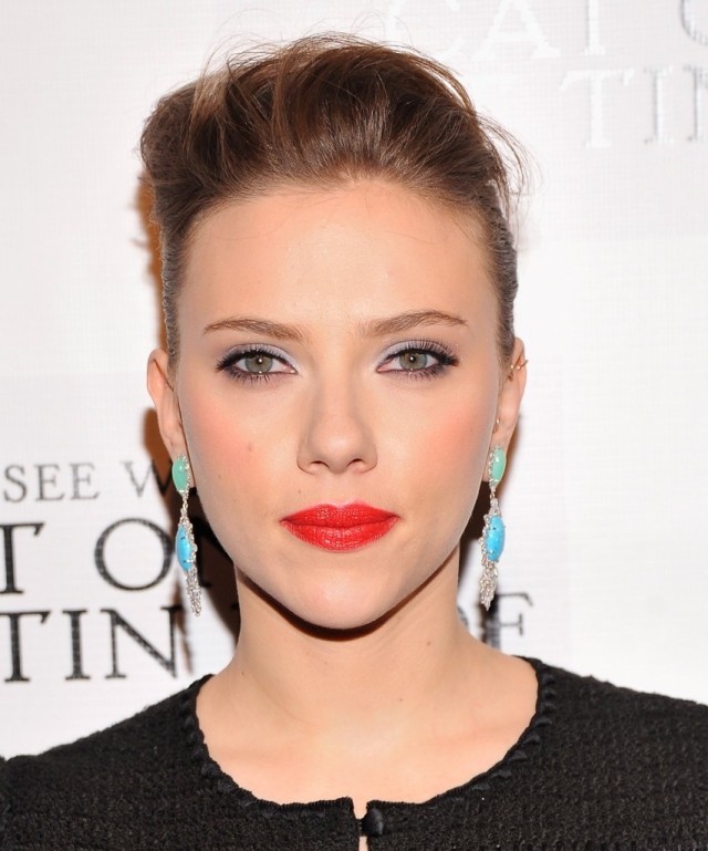 Scarlett-Johansson-rote-lippen-hochgesteckte-frisur