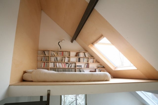 Schlafbereich-Dachgeschoss-einrichten-Niedrige-Möbel-Regalsystem-Dachschräge