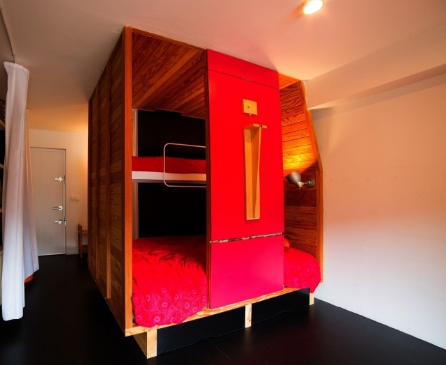 Schlafnische-Doppelbett-Etagenbett-rote-bettwäsche-schubfächer