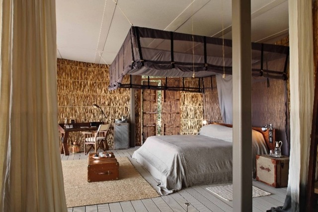 Schlafzimmer-Lodge-Afrikanischer-Stil-Sichtschutz-Stroh-Holzelemente