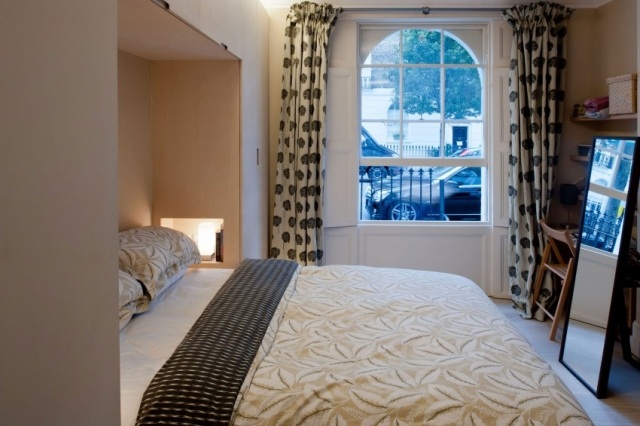Schlafzimmer-Rundbogenfenster-renoviertes-historisches-haus-london