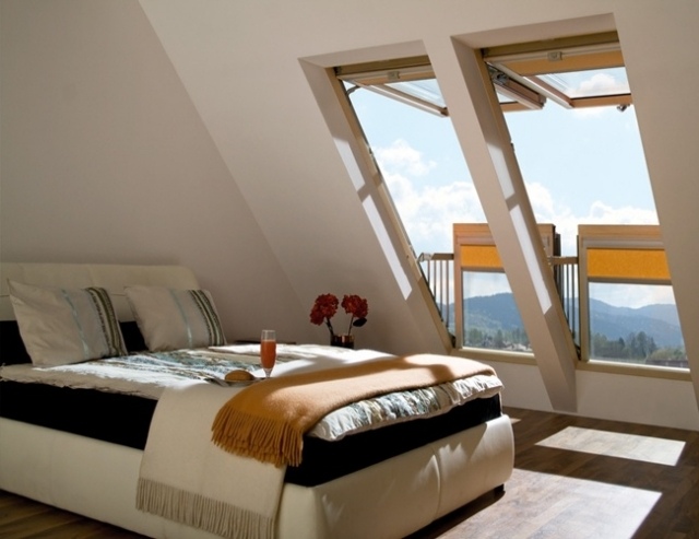Schlafzimmer-Schrägedach-Raum-großflächiger-erscheinen-lassen-balkon-klappbar