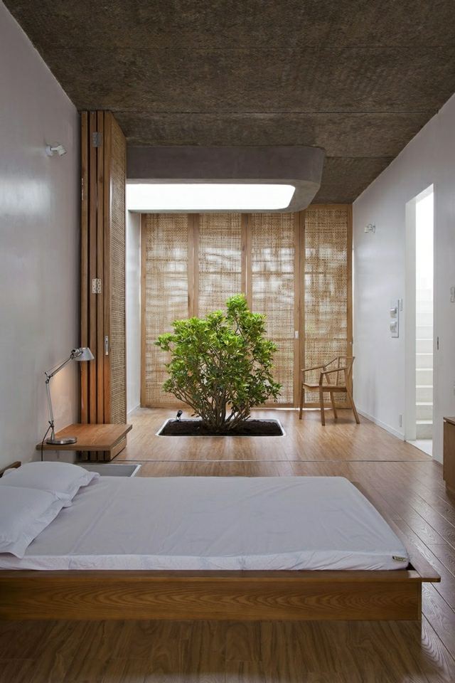 Holz Dielenboden Doppelbett Bonsai Baum Leinen Stoff Vorhänge