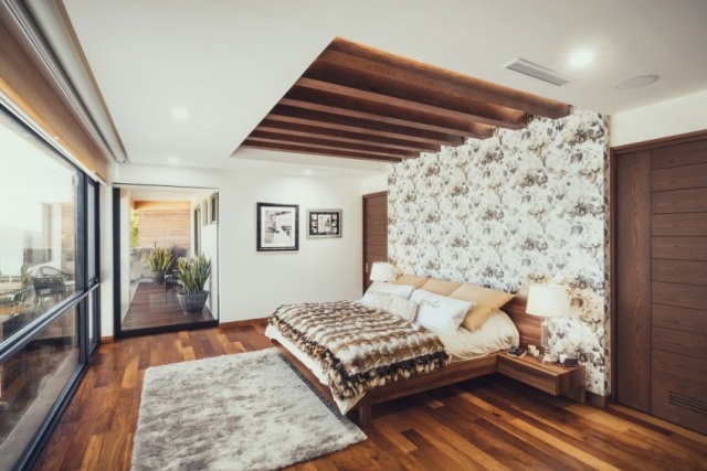 Schlafzimmer-mit-Balkon-warmer-Holzboden-Rückwand-Gestaltung-ideen