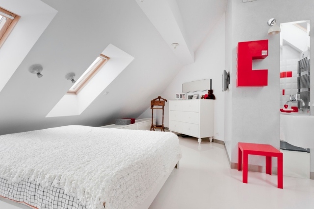 Schlafzimmer-offene-Inneneinrichtung-lässt-den-Raum-atmen-reinweiß-rot