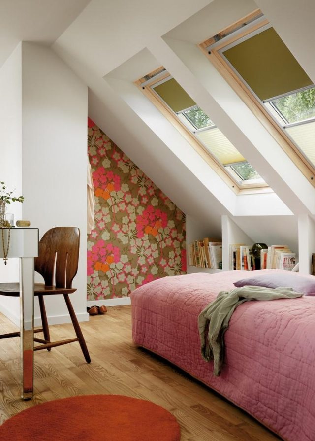 Schlafzimmergestaltung-mit-Dachschräge-ideen-wandverkleidung-florale-tapeten