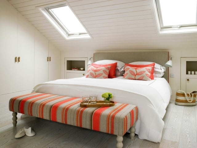 Schlafzimmergestaltung-mit-dachschräge-bettwäsche-bettbank-mehrfarbig-akzente-setzen