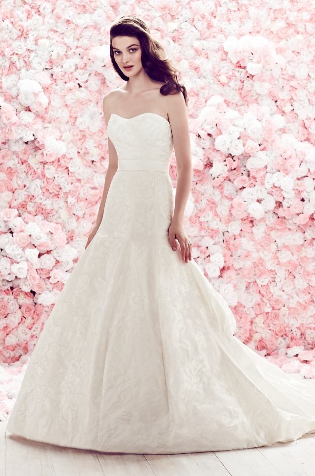 Schlichtes-Hochzeitskleid-weiß-Herzausschnitt-haute-couture-2014