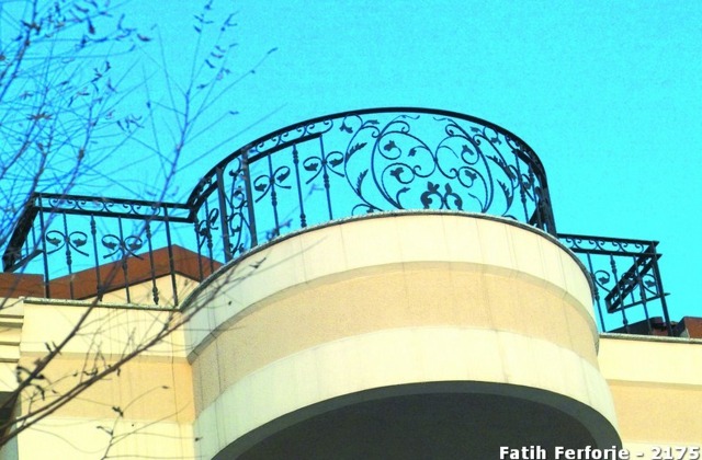 Balkon Geländer klassisch halbrunde Form Fassade
