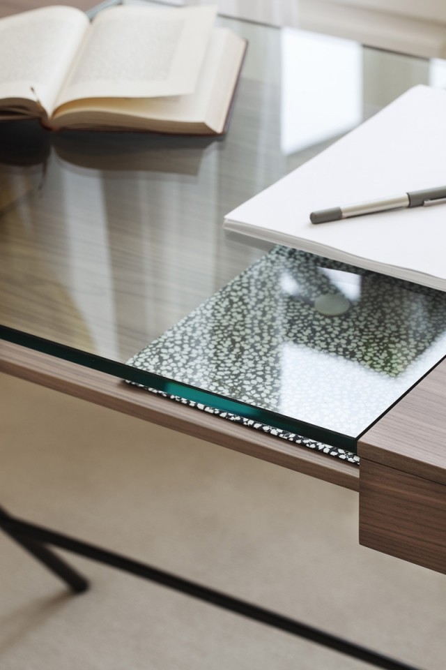 Schreibtisch-aus-Holzwerkstoff-mit-Schubladen-Design-Marco-Zanuso
