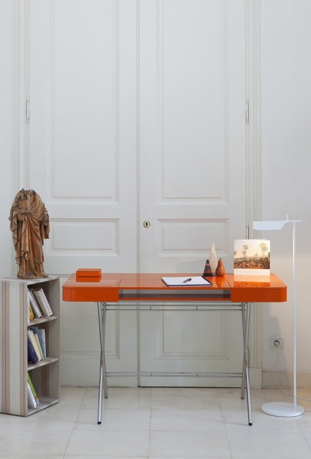 Schreibtisch-aus-gebeiztem-Eiche-Wenge-Furnier-orange-weiß-matt-glanz