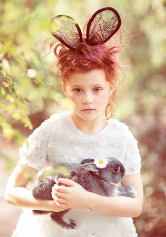 rote-Haaren-Pippi-Langstrumpf-Frisur-weißes-Kleid-aus-Tüll-Baumwolle