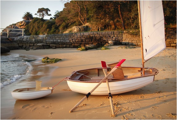Strand-Sand-Bäume-Sonnenuntergang-Segelboot-mit-Rudern