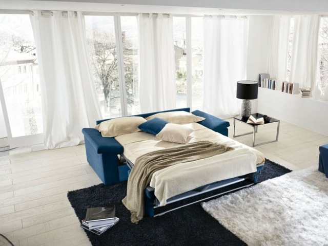 Schlafbereich-Stehlampe-weiße-Vorhänge-blaues-Design