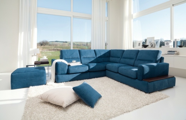 großes-Sofa-dunkelblau-Kissen-Wandfenster