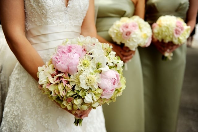 Hochzeit-Brautstrauß-Jungfern sträuße mit saisonalen Blumen binden