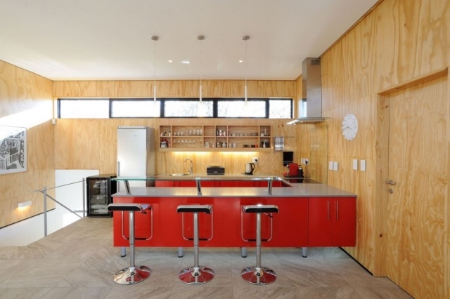 Sperrholz-Küchen-Wand-Gestaltung-Rote-Kochinsel-Pendelleuchten