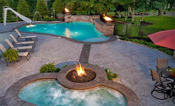 Licht-beim-Poolbereich-Feuer-Steinboden
