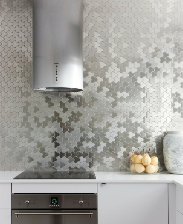 moderne Küche Mosaik Küchenrückwand Metall Optik weiße Küchenschränke