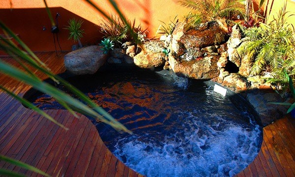 Terrasse-Anblick-Pflanzen-Pool-mit-Wasserblasen