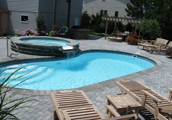 Poolbereich-groß-Graufarbe-Steinboden-zwei-Pools