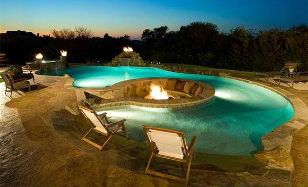 Abenddämmerung-Swimmingpool-Feuerstelle-Garten