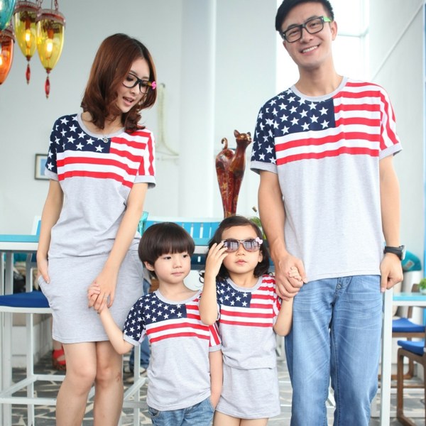Familie-mit-gleichen-Shirts-aus-Baumwolle-und-Mustern