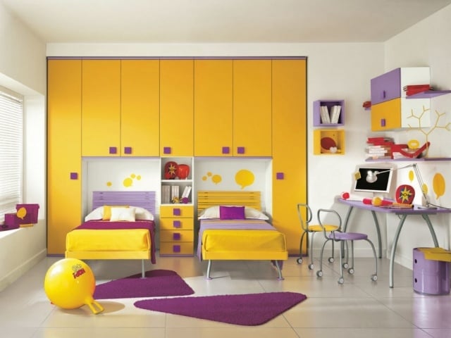 Teenager-Zimmer-Einbauschrank-leuchtend-Gelb-zwei-Betten-Purpur-Fußmatten-Fliesenboden