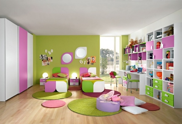 Teenager-Zimmer-Gestaltung-Ideen-Wand-Grüner-Anstrich-rundteppich-florale-motive