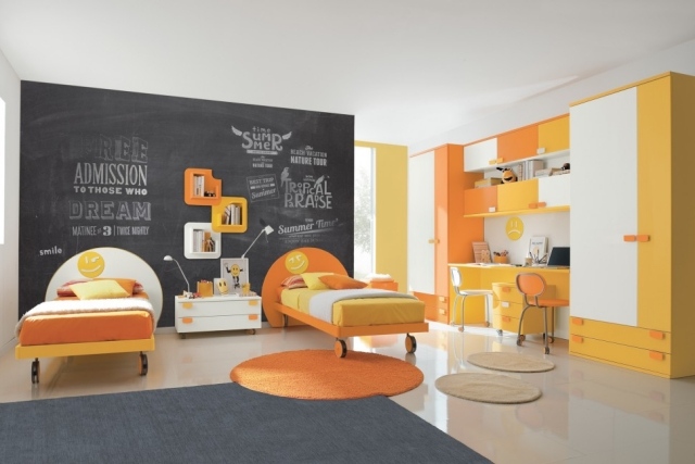 Teenager-Zimmer-für-Geschwister-oranges-Farbthema-Schwarze-Wandtafel-Sprüche