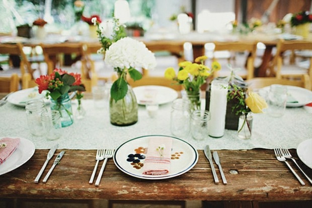 Blumen Farbtupfer weiße Tischdecke Spitze