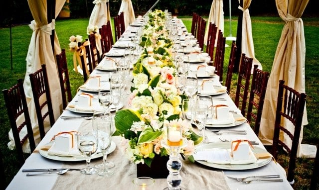 Tisch Deko Ideen Hochzeit Location draußen im Garten Vorhänge