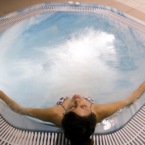 Frau- im- Spa- Hotel-Whirlpool-Jakuzzi