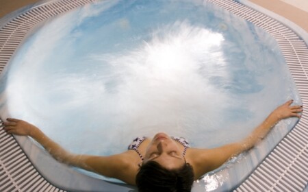 Frau- im- Spa- Hotel-Whirlpool-Jakuzzi