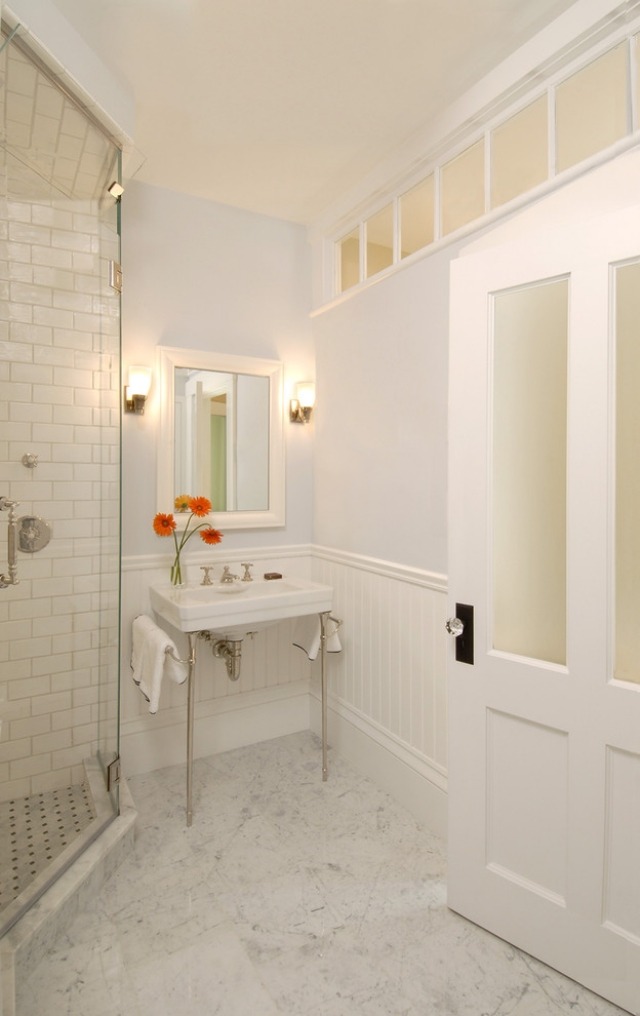 Traditionales-Design-badezimmer-weiße-wände-begehbare-dusche