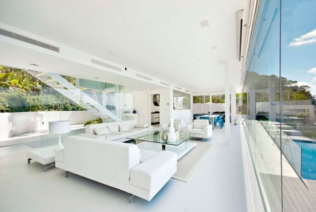 Traumhafte-Villa-mit-Fenster-Front-Loft-Stil-weißes-Interieur-schlicht