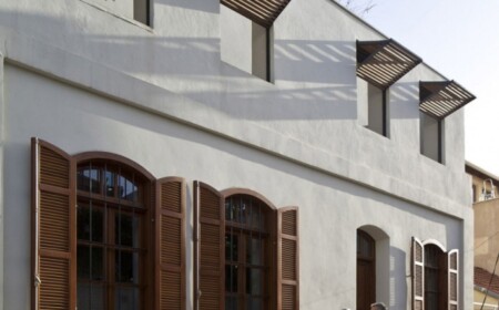 Private stadtvilla front-straßenansicht sichtschutz-mauer verputzt