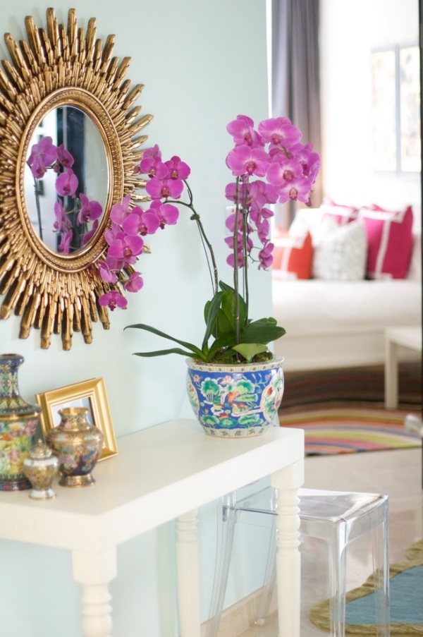 Vase-violette-Orchideen-strahlende-Trendfarbe-Wohnaccessoires-Wohnzimmer