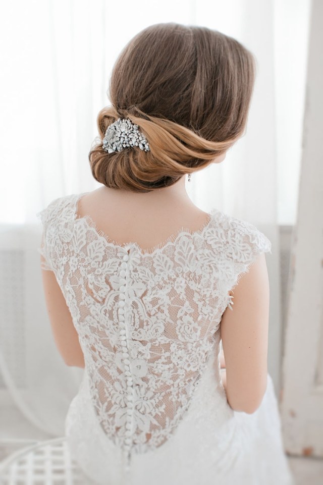 Steckfrisur mit Haarspange-elegant Hochzeitskleid mit Spitze