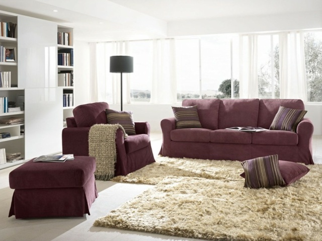 flauschiger-Teppich-Stehlampe-dunkel-Violett-Farbe-Sofa-Design