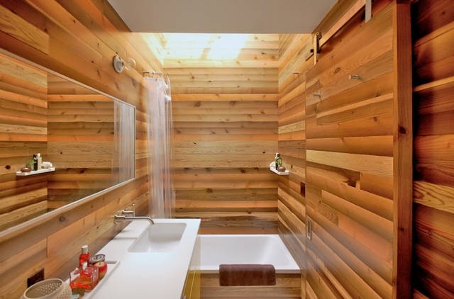 Wandgestaltung-Holzdielen-Badezimmer-Zen-Ambiente-Badewanne-Dachfenster